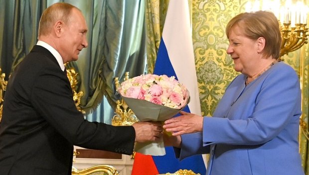 ЕС ОБМИСЛЯ: Меркел или Драги за посредник в преговори с Путин
