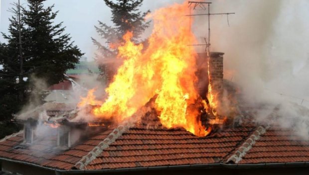 Пожар от незагасена цигара изпепели къща