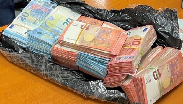 Спипаха трима румънци на границата, скрили валута за 95 бона от митническите власти