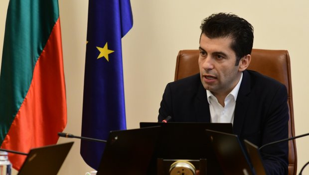 МЕТЛАТА СЕ ВИХРИ: Петков освободи трима зам.-министри