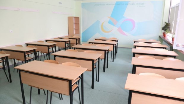 Ученик счупи входната врата на училище във Великотърновско