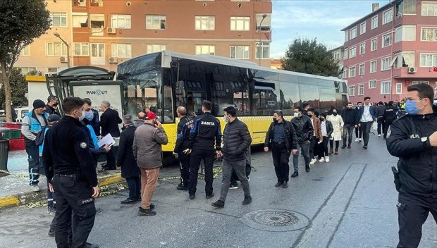 Автобус се вряза в спирка в Истанбул, трима души са ранени