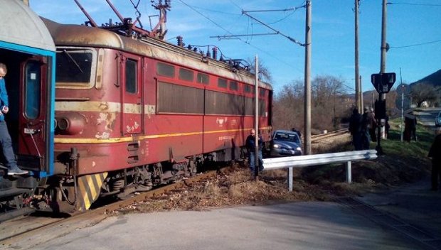 НОВА ЖП КАТАСТРОФА! Влак премаза кола на прелез в Монтанско, има загинал (СНИМКА)