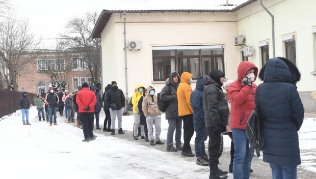 Опашка от кръводарители пред Пирогов, за да бъде спасено 17-годишното момиче, блъснато от автобус