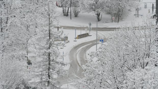 Сняг трупа в София, опесъчават трасетата на градския транспорт и на Витоша