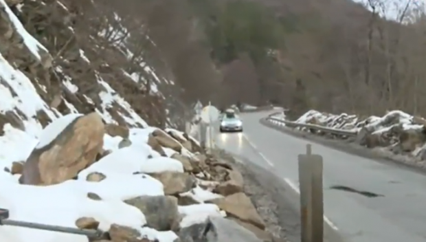 Пътят Велинград - Сърница е затворен за движение от голямо срутище