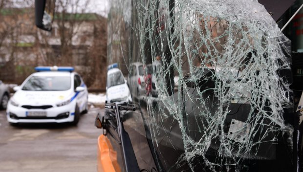 НА КОСЪМ: Автобус с работници се сблъска с тир край Симеоновград, увисна над дере (СНИМКА)