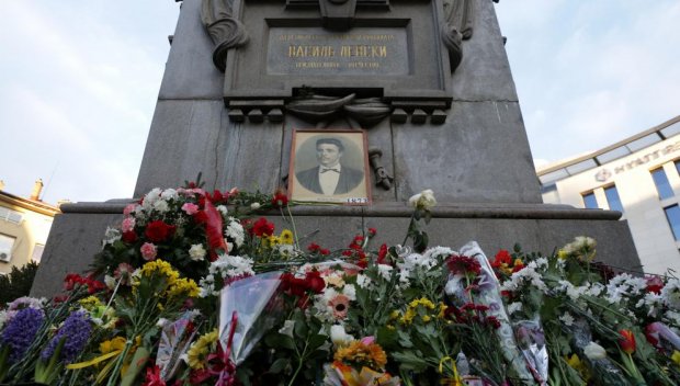 Карантинирайте за политици паметника на Апостола!