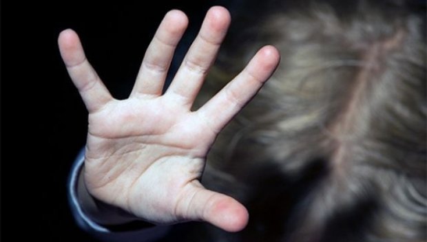 Арест за 20-годишен, пребил малолетната си сестра