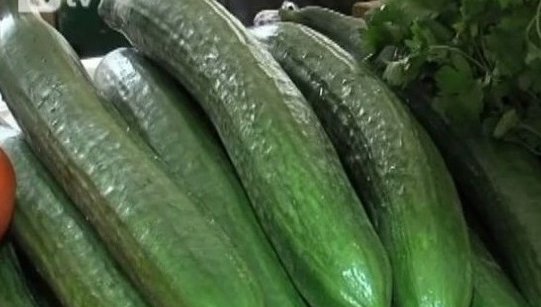 Потребителската кошница поевтиня с 1 лев, поскъпват кашкавалът и краставиците