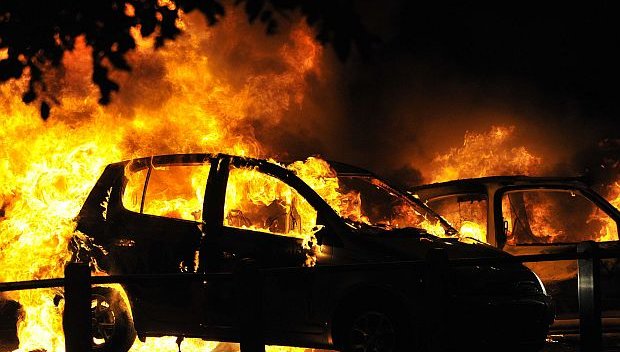 Два луксозни джипа на едно семейство бяха умишлено опожарени (СНИМКИ)
