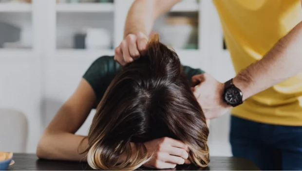 Прокуратурата обвини и задържа мъж, пребил жена си на автобусна спирка