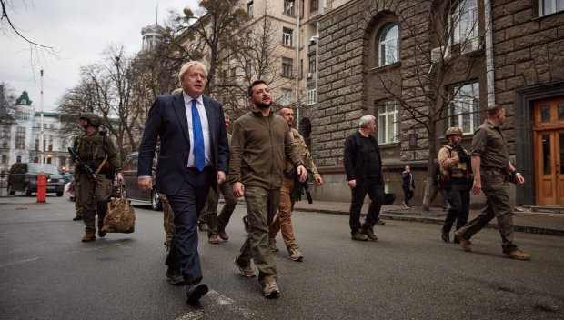 Зеленски показа на Борис Джонсън бомбардирания Киев (СНИМКИ)