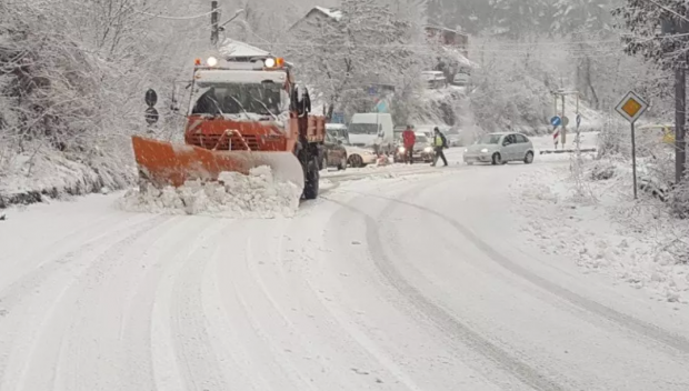 До 15 см е новият сняг в Смолянско, ограничено е движението за камиони през проходите Превала и Рожен