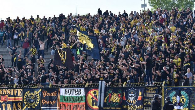 Огромно напрежение между феновете на Левски и Ботев Пловдив на “Герена“, полицай е откаран в болница