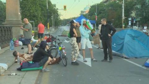 Ха-ха! Имало матура на 18 май, да не сме протестирали, моли се министърчето от Капитал?! Дайте оставка ОЩЕ СЕГА, матурата ще мине по мед и масло!