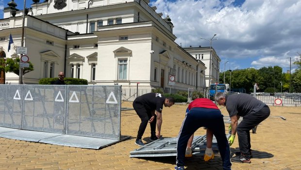 ПЪРВО В ПИК: Махат и металните заграждения около Народното събрание (СНИМКИ)