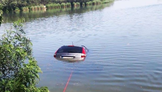 ПОРЕДНА ТРАГЕДИЯ: 17-годишен тийнейджър без книжка загина след катастрофа в язовир