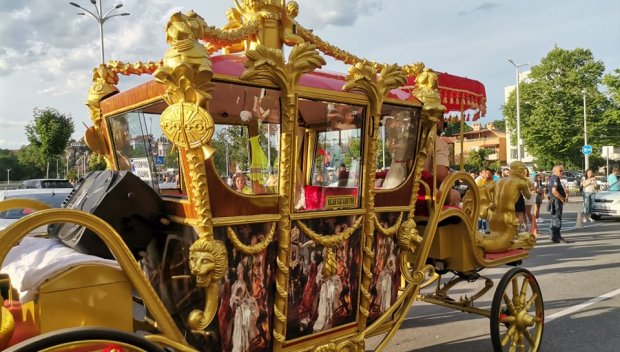 Абитуриент отиде на бала си със златна каляска