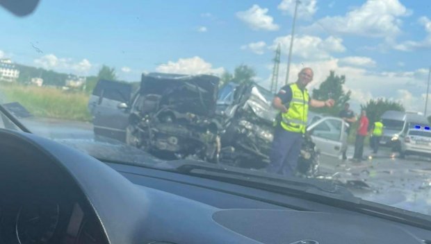 ТЕЖКА КАТАСТРОФА В СОФИЯ! Нанизаха се три коли, водач е с премазани крака (СНИМКИ/ВИДЕО)