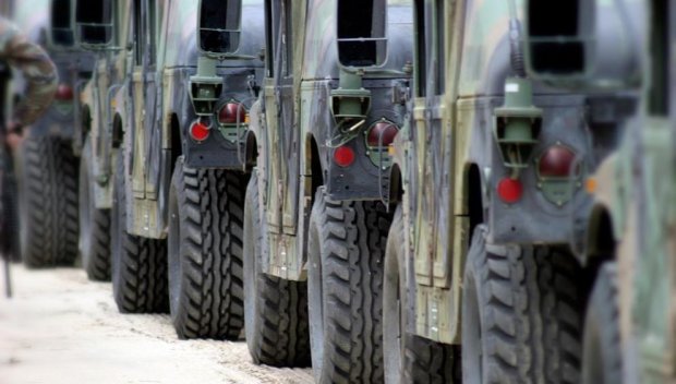 Военни колони се изтеглят от учение на полигона в Корен