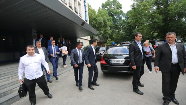 Киро и Асен се изсипаха с кортежи и много охрана на брифинга в БТА (СНИМКИ)