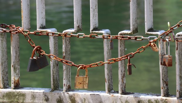 Плевенчани заключват любовта си в парк Кайлъка (СНИМКИ)