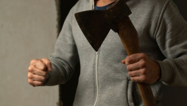 Мъж нападна с брадва полицай, пристигнал да потуши семеен скандал