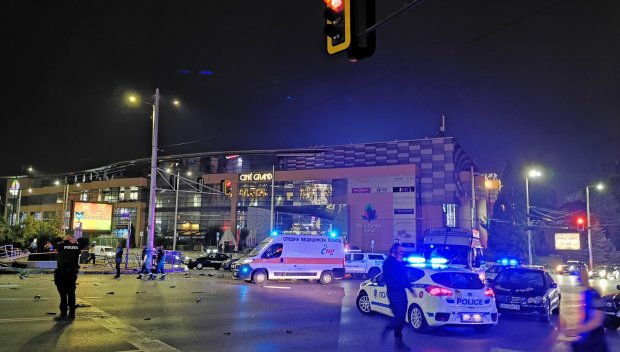 ОТ ПОСЛЕДНИТЕ МИНУТИ: Издирват се двама избягали след тежката катастрофа в София. Колата - с фалшиви номера и синя лампа