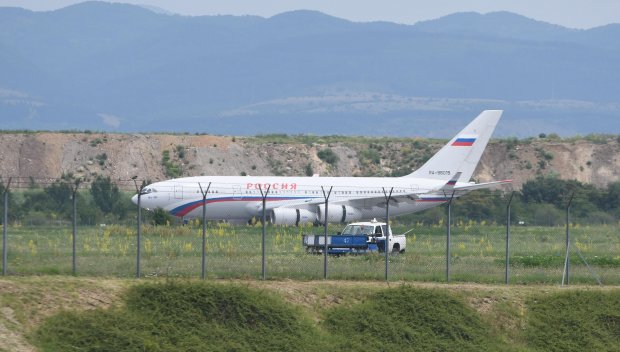 Кацна първият самолет за изгонените от Киро руски дипломати (СНИМКИ)