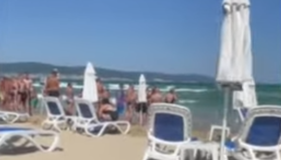 ГРОЗНИ СЦЕНИ: Спасители биха полски туристи на плажа в Слънчев бряг (ВИДЕО)