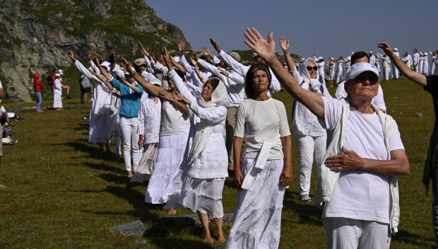 Бялото братство посрещна Божествената нова година в Рила (СНИМКИ)