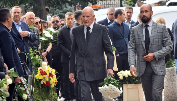 Царя, ДПС и Боби Михайлов изпратиха Камен Костадинов в последния му път - Ахмед Доган пропусна поклонението (СНИМКИ)