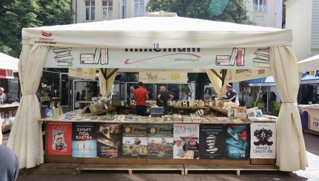 Сензация на откриването на Алея на книгата на „Витошка“ (ВИДЕО/СНИМКИ)