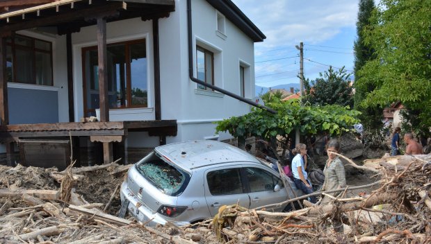 Борбата с последиците от наводненията в Карловско продължава, водата още е негодна за пиене