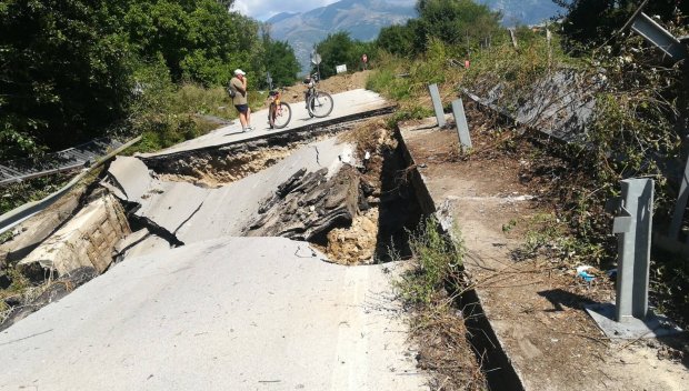 САМО В ПИК: Карловски села бедстват без вода шести ден! Сринат мост откъсна Дъбене и Войнягово от света, никой не си мърда пръста (СНИМКИ)