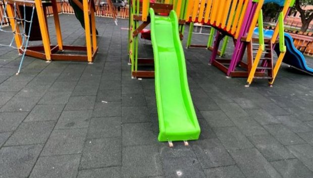 Пожарникари спасиха дете, затиснато от съоръжение на площадка