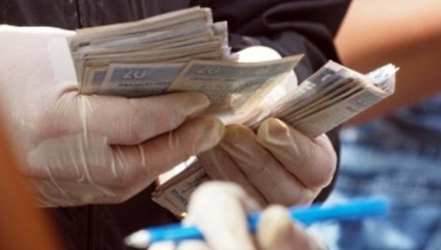 Близнаци от Приморско спипани с крупна сума пари за предстоящия вот, в единия открили и дрога