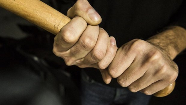 Закопчаха мъж, нахлул при приятелката си и потрошил гостите и от бой