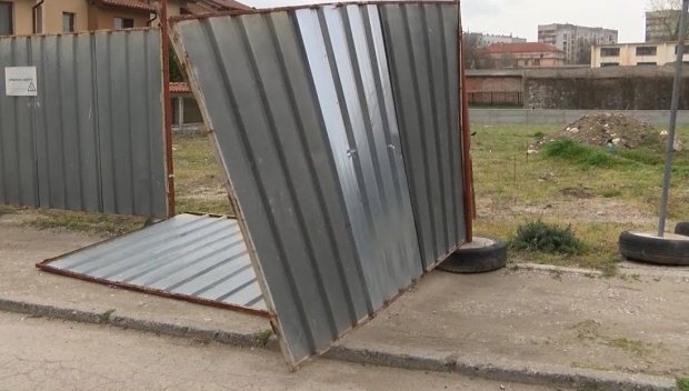 Силен вятър събори строителни огради в София