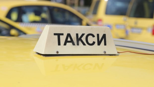ТРАГЕДИЯ: Млад мъж почина в такси в Бургас