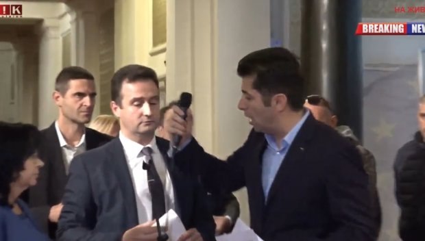 ЕКШЪН В ПИК TV! Гръмна голям скандал в парламента! Депутати от ГЕРБ прекъснаха брифинг на Кирил Петков, бившият премиер им дърпа микрофоните (ВИДЕО/ОБНОВЕНА)