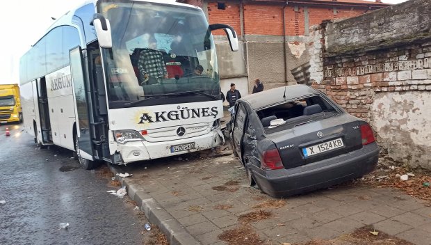 Автобус и кола катастрофираха, след което се блъснаха в къща в Симеоновград (СНИМКИ)