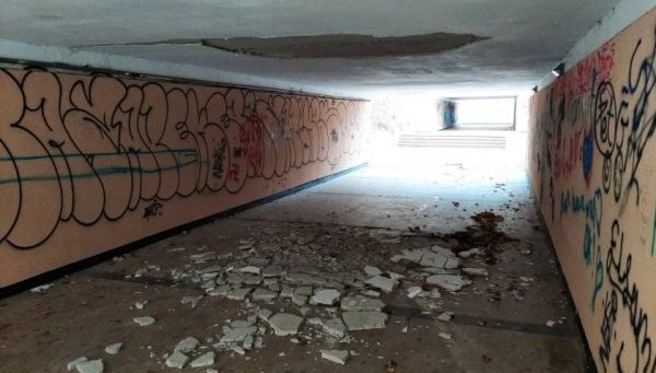 Срути се таван на подлез в близост до училище във Варна