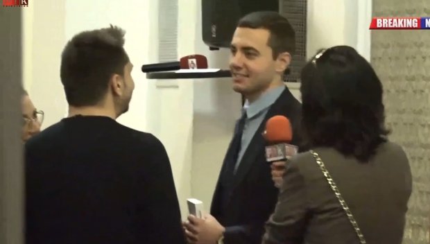 Храбрецът Искрен Арабаджиев се прави на остроумен на въпрос за посегателството срещу репортер на ПИК - жалва се пред студенти, че журналистите имат непрекъснат досег с депутатите (ВИДЕО/СНИМКА)