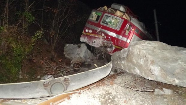 ОТ ПОСЛЕДНИТЕ МИНУТИ! Два влака се сблъскаха край гара Яна, има загинали (ОБНОВЕНА/ВИДЕО/СНИМКИ)