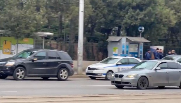 ПЪРВО В ПИК TV! Нещо се случва пред Румънското посолство в София - полицаи вадят хора от колите (ВИДЕО)