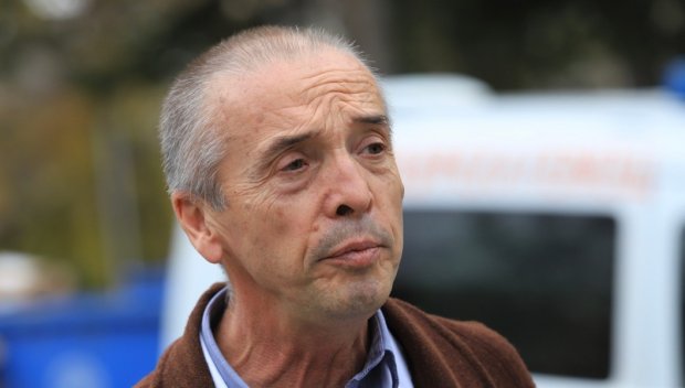 САМО В ПИК И РЕТРО: Драма с доц. Мангъров на пътя - спука гума, видя се в чудо (ПАПАРАШКИ СНИМКИ)