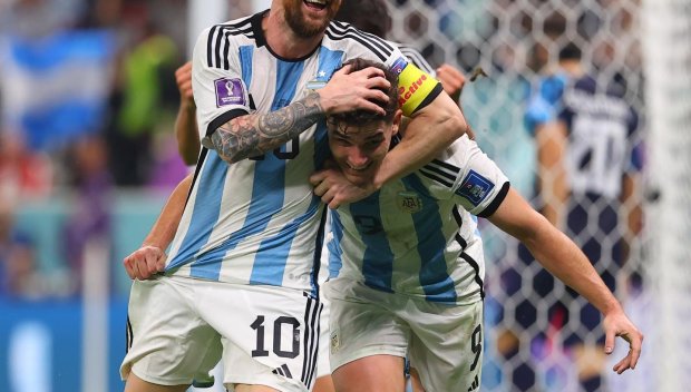 Тази СНИМКА на Меси и Алварес обръща историята