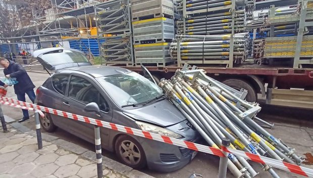 Строителен кран изпусна товара си върху лек автомобил в столицата (СНИМКИ)